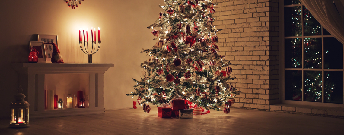 Weihnachtsbaum mit wenig Geschenken