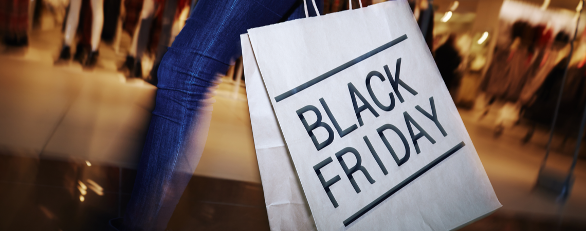 Person mit Black-Friday Einkaufstüte