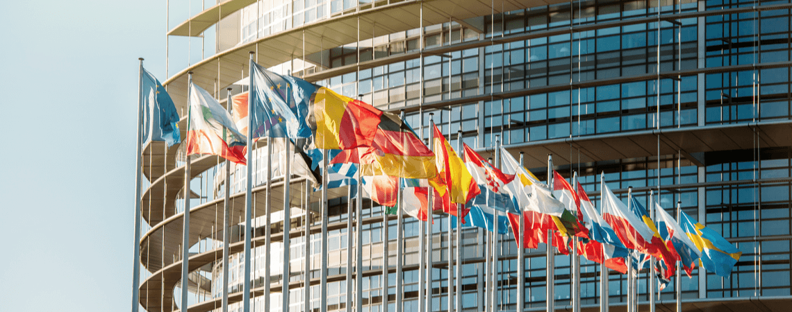 Flaggen der EU-Mitgliedstaaten vor der EU-Kommission in Brüssel