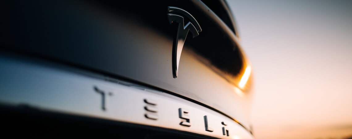 Nahaufnahme eines E-Autos von Tesla