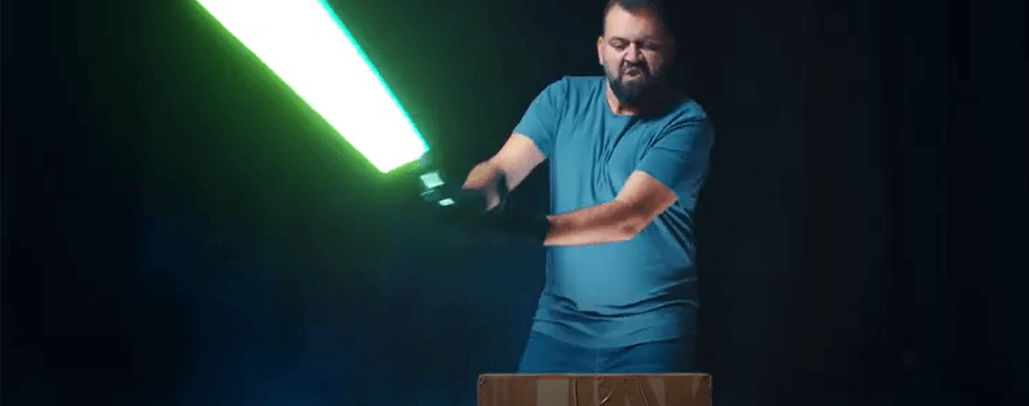 Mann mit Laserschwert will Paket öffnen