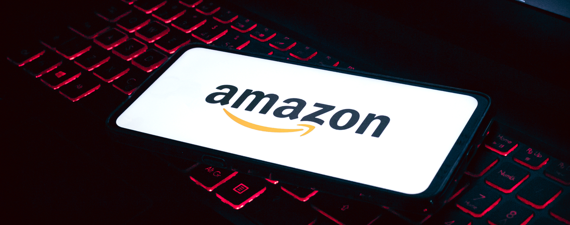 Handy mit Amazon-Logo auf Tastatur