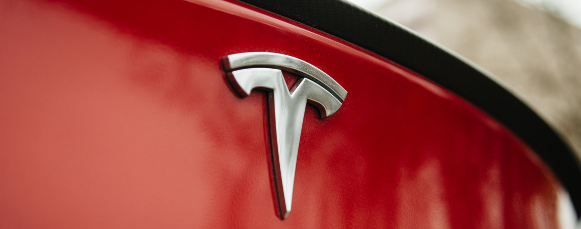 Tesla-Logo auf Auto