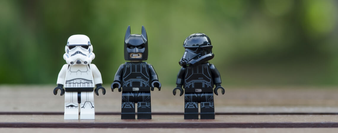Lego-Figuren: Star-Wars-Stormtrooper und Batman stehen nebeneinander