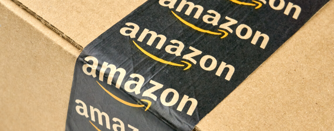 Lieferketten im Online-Handel: Paket mit Amazon-Klebeband