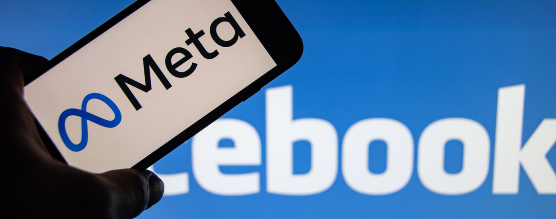 Meta und Facebook-Logos vor blauem Grund