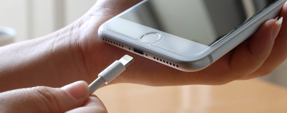 Apple: Ladegerät wird an ein iPhone gesteckt
