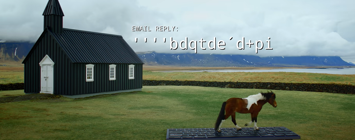 Island-Pferd tippt E-Mail auf Riesentastatur