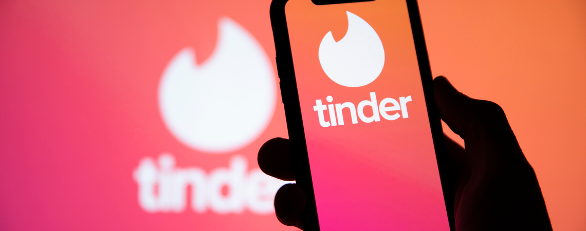 Tinder-Logo und Smartphone mit Tinder-App