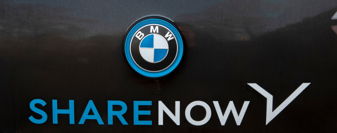Logo des Mietservices „Share Now“ auf einem Auto