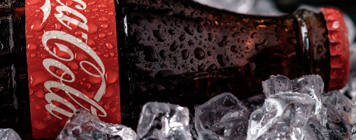 Coca-Cola-Flasche liegt auf Eis