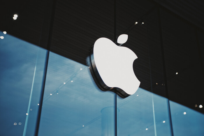 Apple-Logo an einem Gebäude