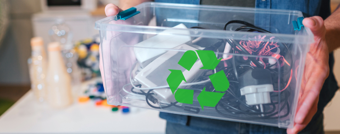 Elektroschrott in Behälter mit Recycling-Symbol