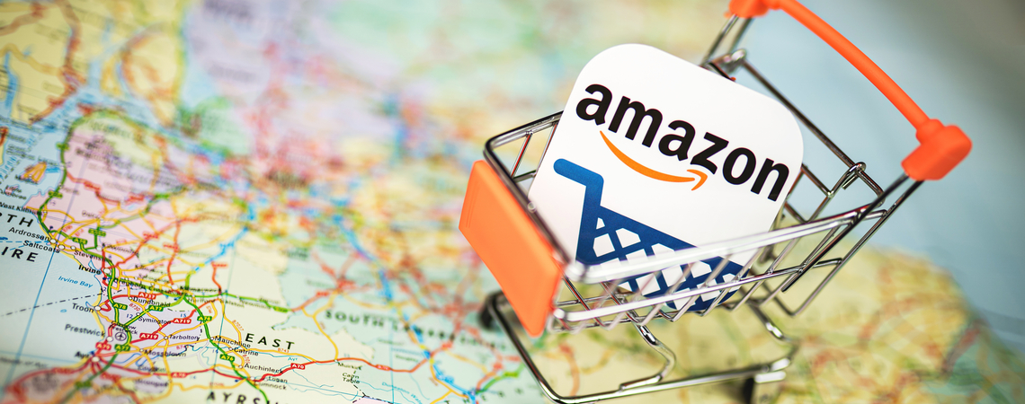 Einkaufswagen mit Amazon auf Karte