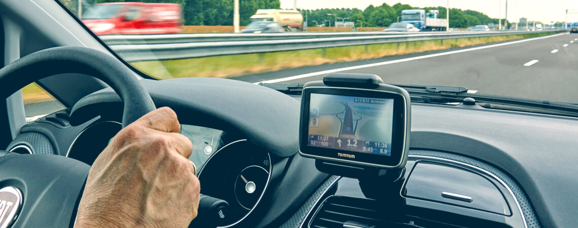Navigationsgerät des Herstellers TomTom in einem Auto