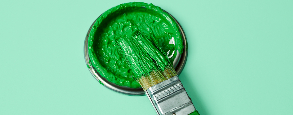 Pinsel mit grüner Farbe