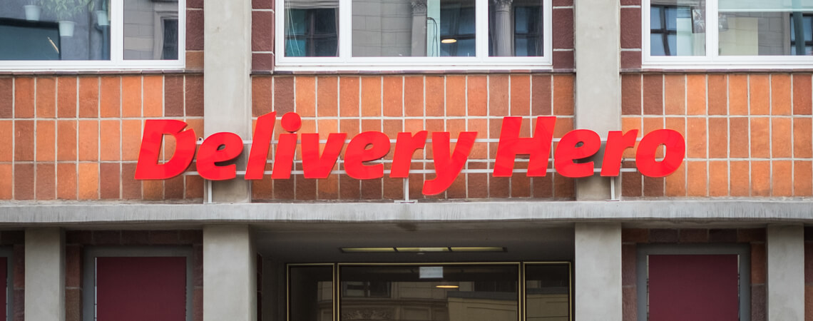 Logo und Hauptsitz von Delivery Hero, einem Essenszustellunternehmen in Berlin