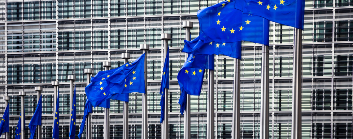EU Flaggen vor dem Gebäude der EU Kommission