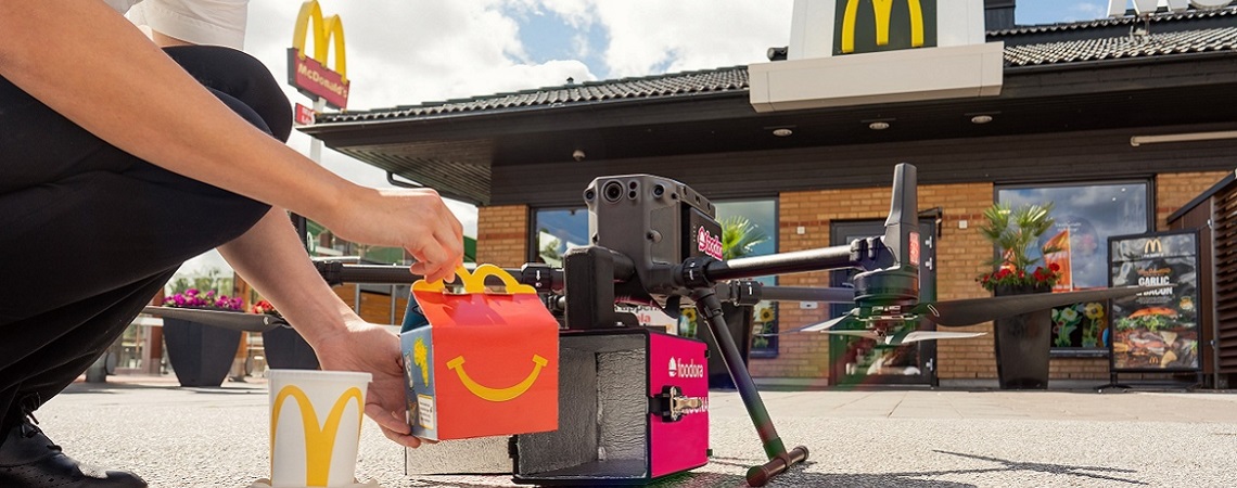 Foodora-Drohne vor McDonalds