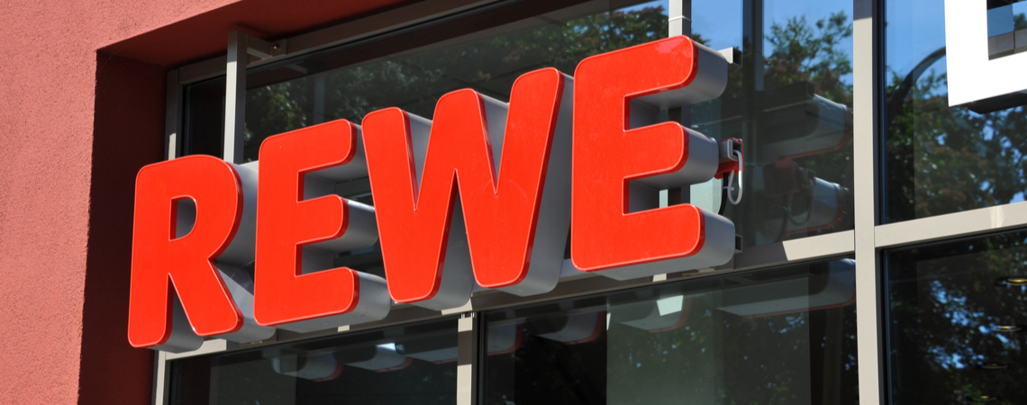Rewe Logo an Hausfront