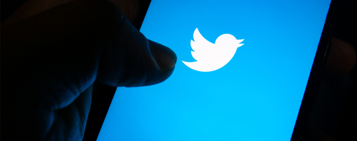 Twitter auf einem Smartphone im Schatten