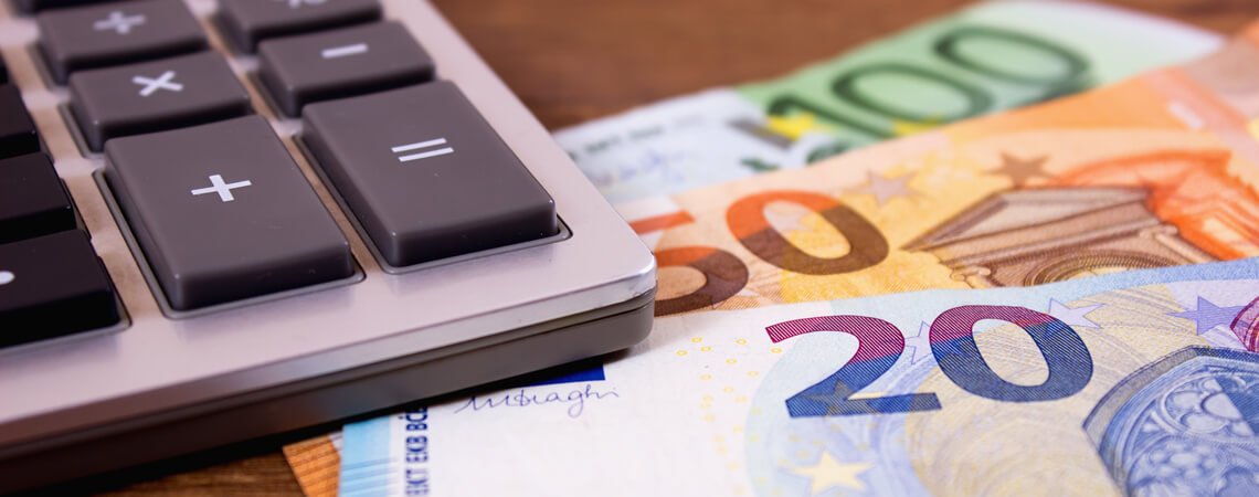 Euro-Banknoten unter Taschenrechner