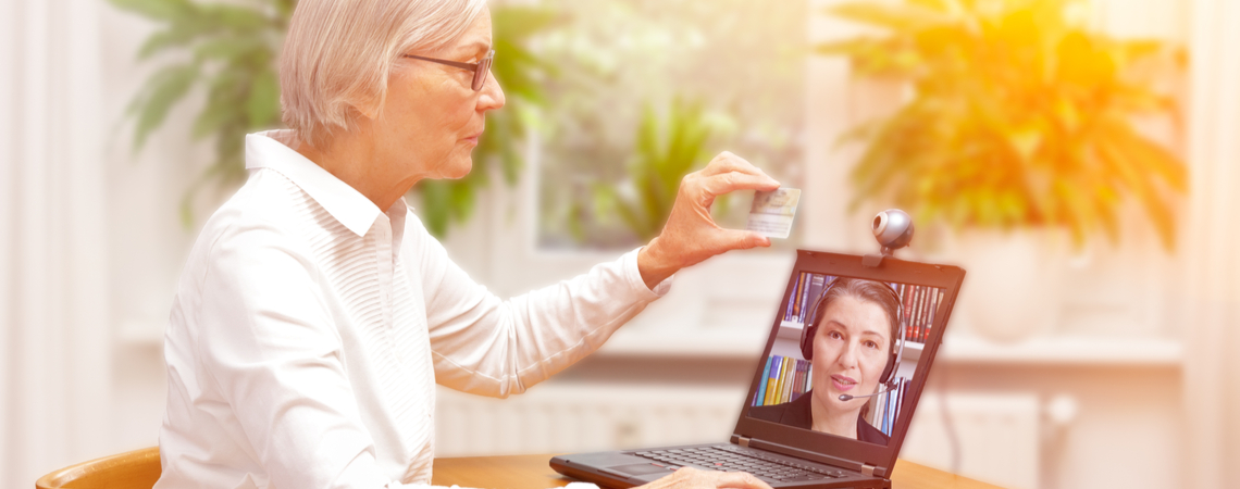 Frau identfiziert sich per Video am Laptop