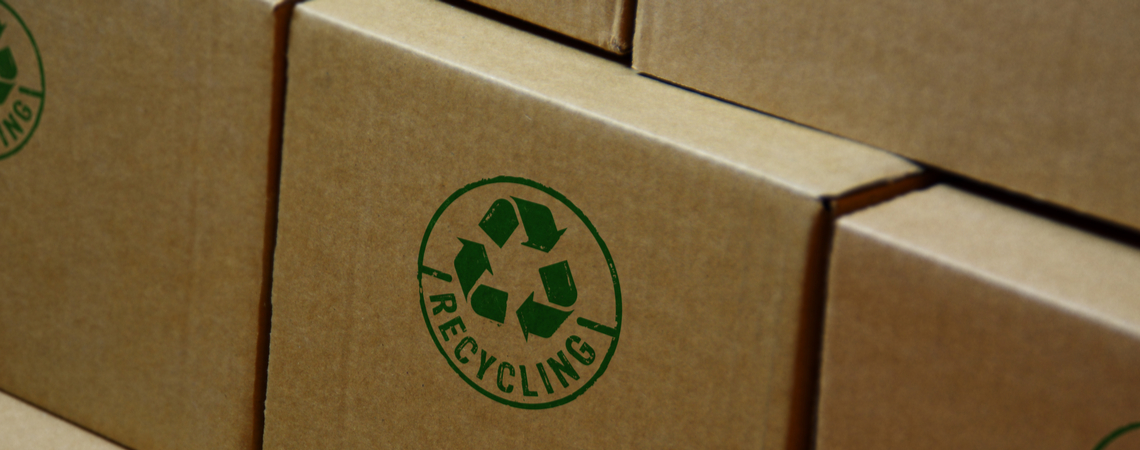 Kartons mit Recycling-Zeichen