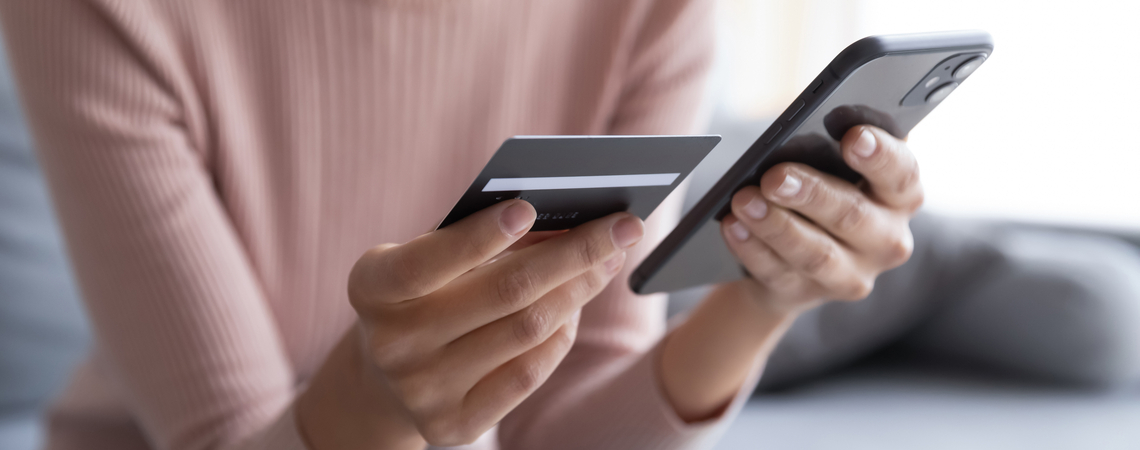 Frau mit Kreditkarte und Smartphone