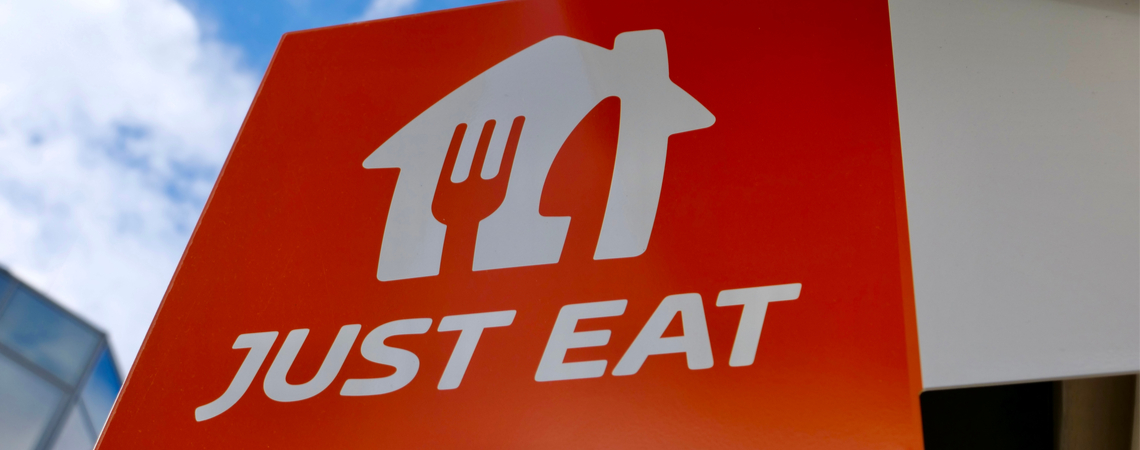 Just Eat Takeaway Logo an Gebäude