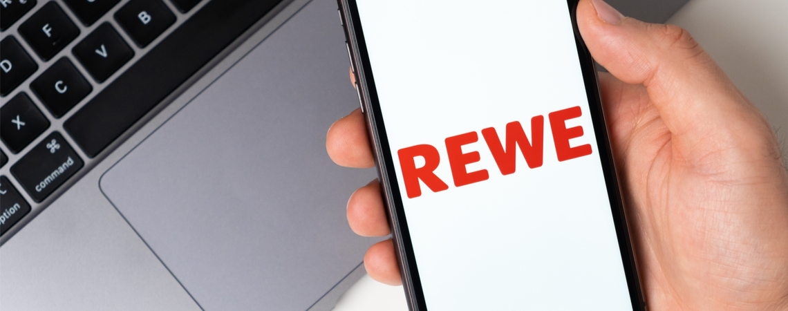 Rewe Logo auf Smartphone