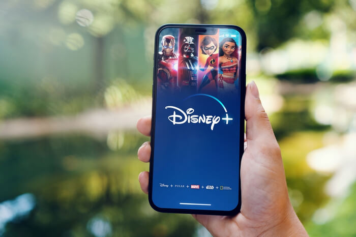 Smartphone mit Disney+-Streaming-App auf dem Bildschirm