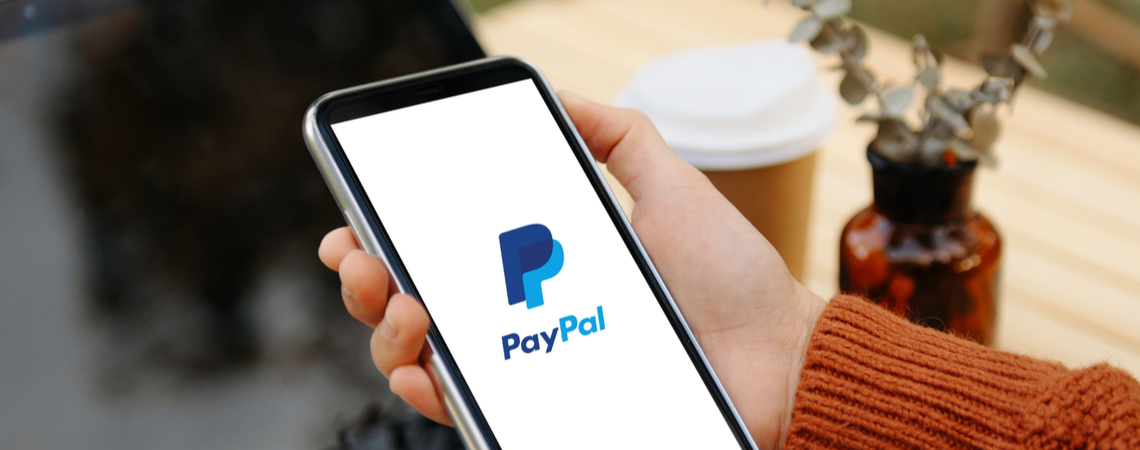 Smarphone in Hand mit Paypal-Logo