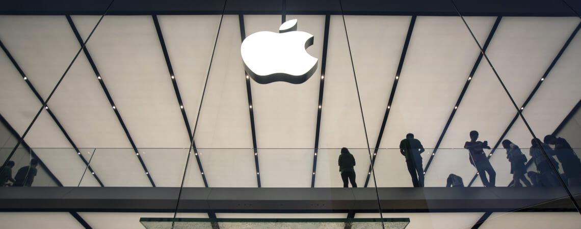 Streit um Büropflicht: Menschen in Gebäude mit Apple-Logo