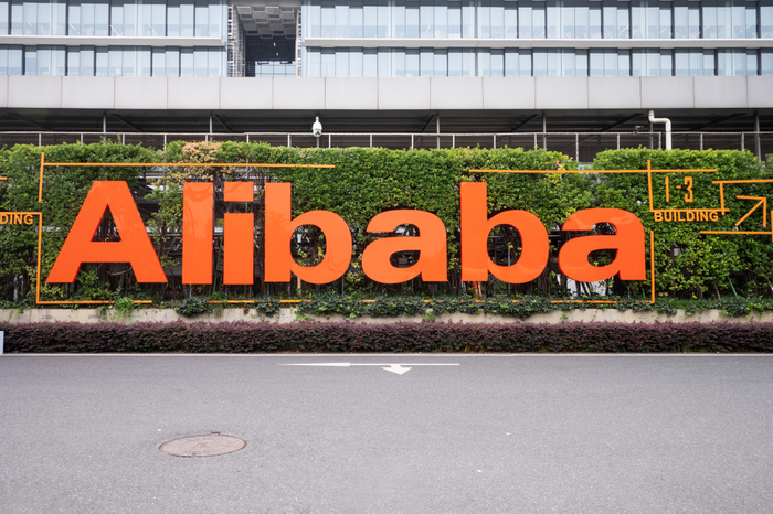 Alibaba Logo an Gebäudefront