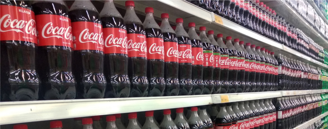 Coca-Cola-Flaschen in Supermarktregal