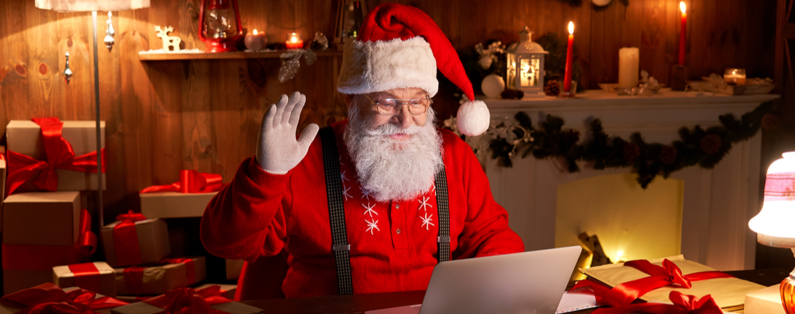 Weihnachtsmann vor Laptop