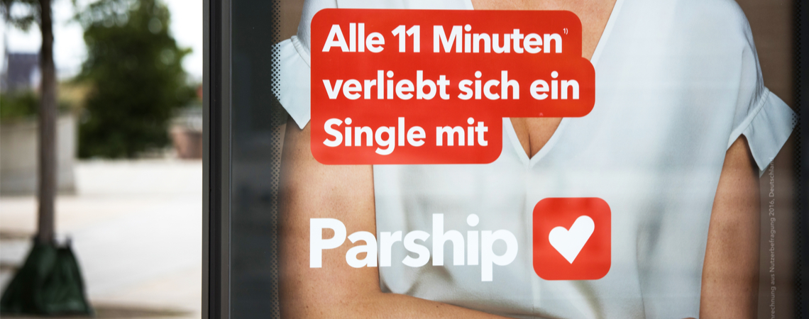 Parship-Plakat auf Straße
