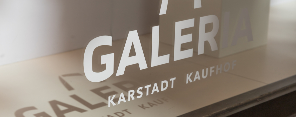 Galeria Karstadt Kaufhof Logo an Scheibe