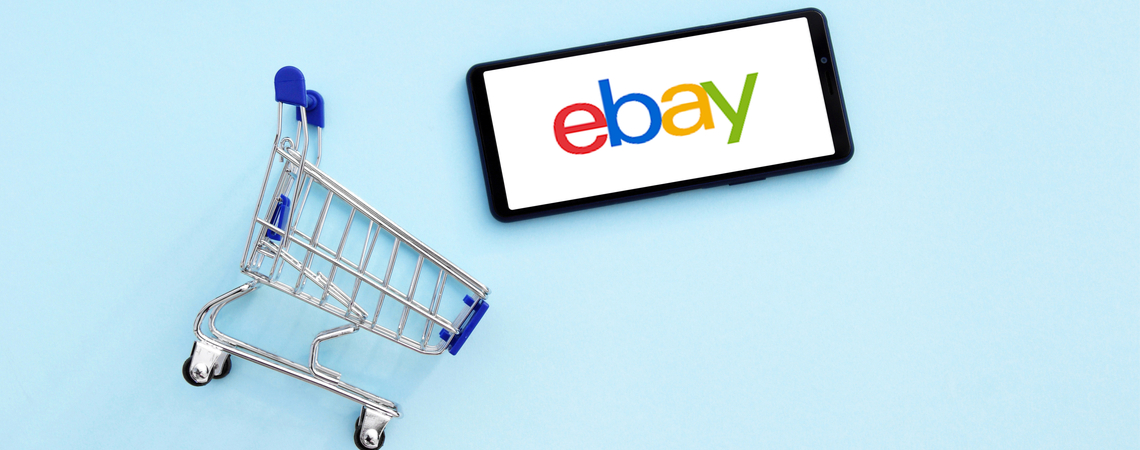 Einkaufwagen und Ebay-Logo auf Smartphone