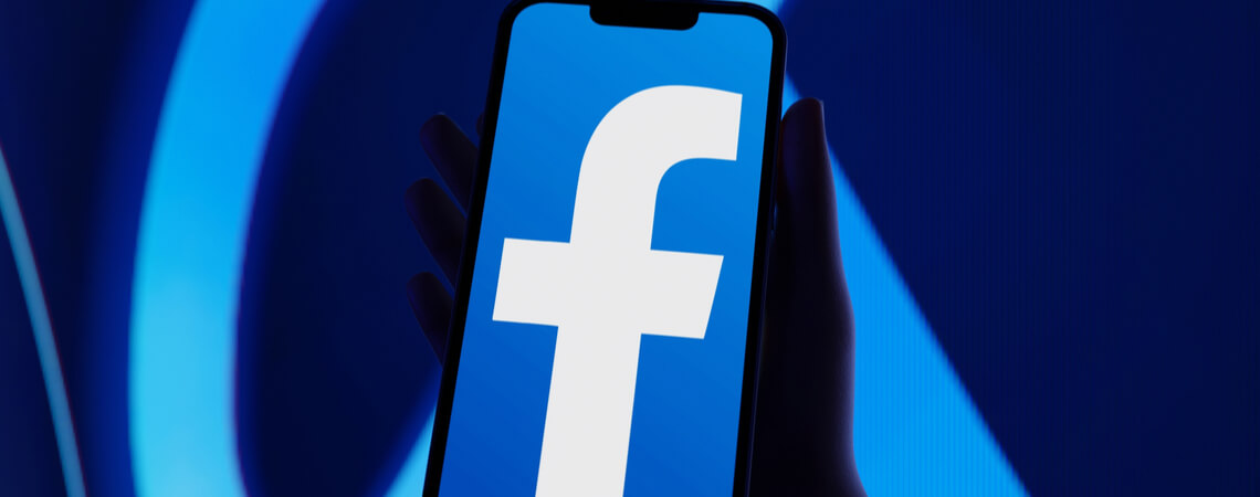 Facebook-Logo auf einem Smartphone