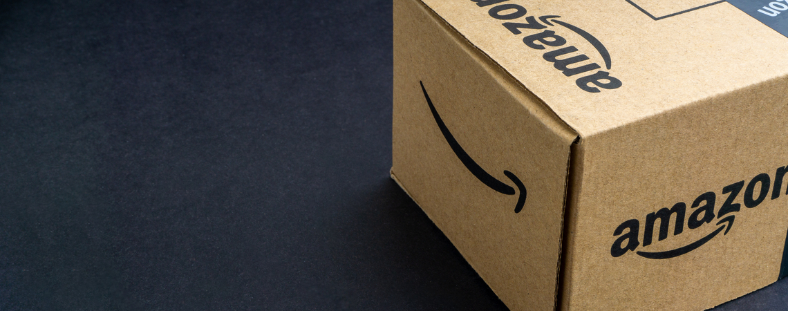 Amazonpaket auf schwarzem Hintergrund