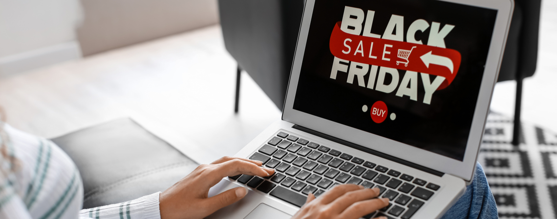 Frau mit Laptop beim Black Friday Sale
