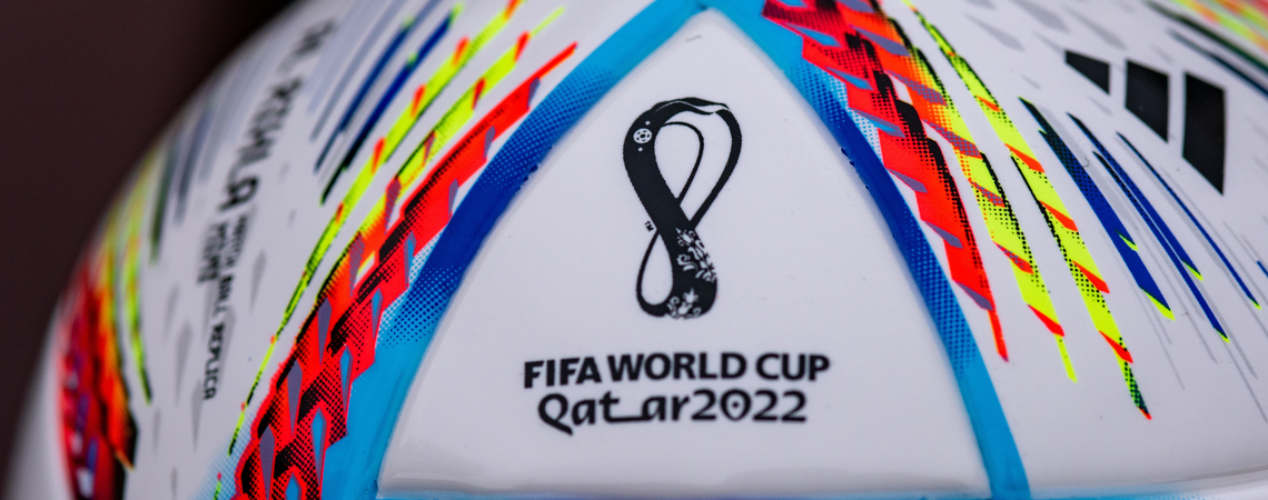 Fußball mit der Aufschrift "Fifa Worldcup Katar 2022"