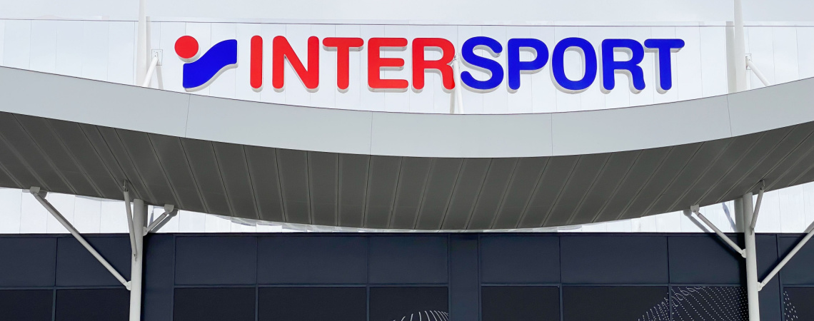 Intersport Logo an Gebäude