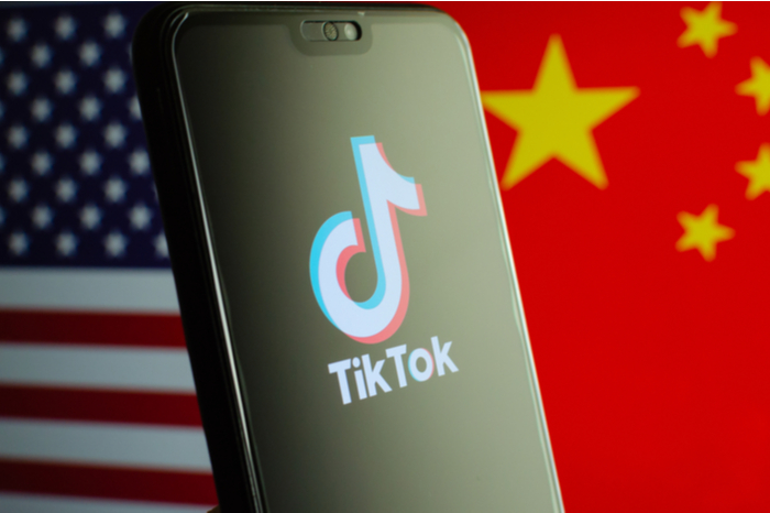 TikTok vor US- und China-Flagge