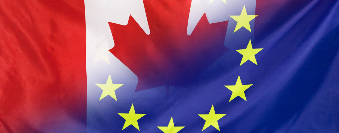 Kanadische und europäische Flagge verschmelzen