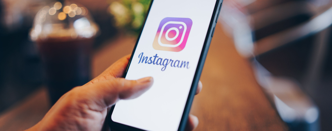 Auf Smartphone öffnet sich die Instagram-App