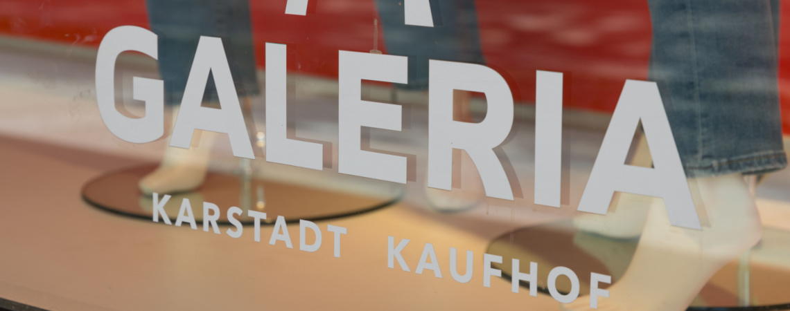 Galeria Karstadt Kaufhof auf Glasscheibe