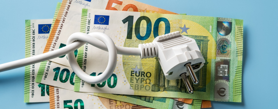 Euro-Banknoten und Stromkabel